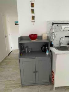 Spacious Studio in Sunny Villa Minutes to Beach