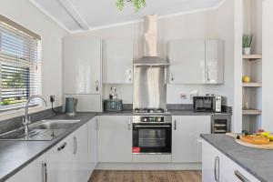 Bramble Lodge, 12 Roadford Lake Lodges