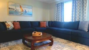 Summerside Cape on Crooked Lake ---Waterfront-Sunsets-Sleeps 12