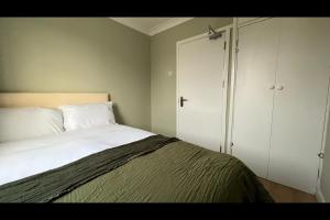 Homely 5-Bed near 02 Arena & Greenwich with Free Parking and a Large Garden