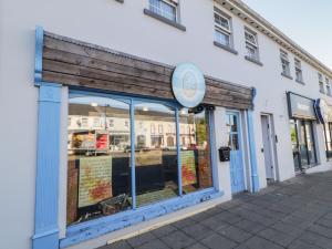 Shalom Apartment 100A