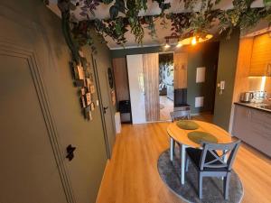 Oliwkowy Apartament z ogródkiem Klaver Home