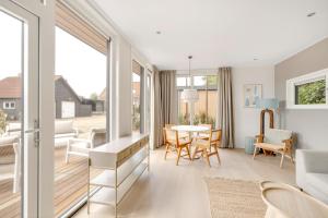 Beachvibe huisje met zandtuin vlakbij zee VP091