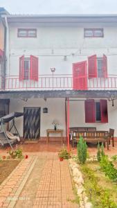 "Casa cu Obloane Rosii by Cochilia" - Aproape de Plaja