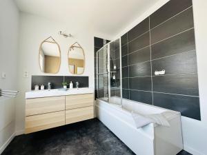Maisons de vacances L-Antre-Deux Maison 3 chambres avec jardin : photos des chambres