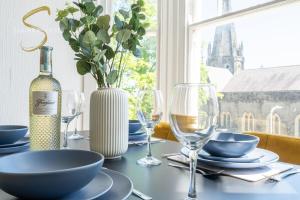 New - Stylish 4-BED Newport - FREE Parking