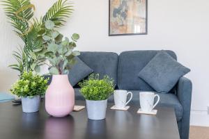 New - Stylish 4-BED Newport - FREE Parking