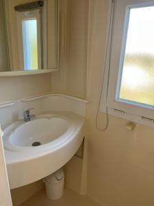 Campings Camping-Caravaning de la Molliere : Bungalow 1 Chambre (2 Personnes Maximum)