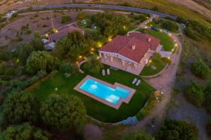 Villa Janas Luxury Villa surrounded by large park, swimming pool, parking and Wifi