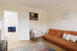 Top Floor 1BR with Balcony, Earls Court 2mins to Tube
