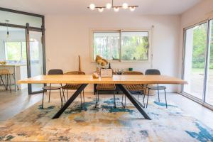 Villas Connemara, Superbe Villa avec piscine, au coeur de la foret, acces a la plage en velo : photos des chambres