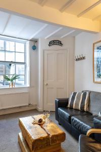 Coastguards Cottage with parking