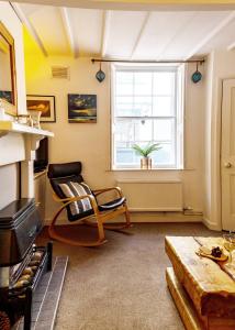 Coastguards Cottage with parking