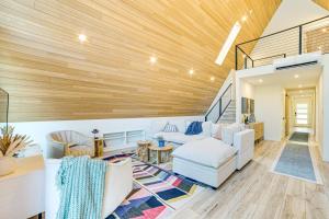 A-Frame Cabin with Deck Near Cedar Creek Lake