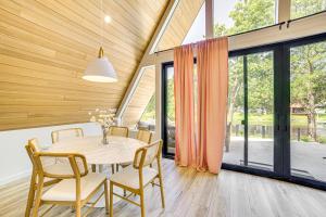 A-Frame Cabin with Deck Near Cedar Creek Lake