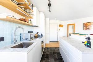 GuestReady - Sunny Chic Retreat with Balcony