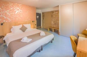 Hotels LOGIS HOTEL L'HOTEL DES BAINS - Salles-la-Source : photos des chambres