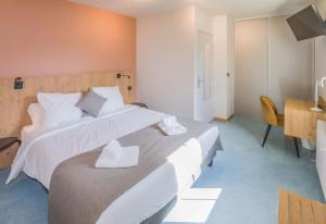 Hotels LOGIS HOTEL L'HOTEL DES BAINS - Salles-la-Source : photos des chambres