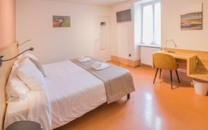 Hotels LOGIS HOTEL L'HOTEL DES BAINS - Salles-la-Source : photos des chambres