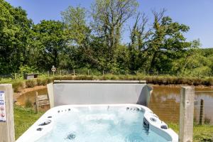 Saffron Lodge, 24 Roadford Lake Lodges