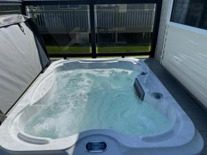 5 Minutes Walk From Beach , Accessible Pet Friendly Caravan With Hot Tub On Coastfields Holiday Village