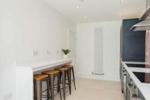 Spacious House Private Parking & Garden