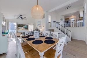 Pool with FREE HEAT Hot Tub Short Walk to Beach