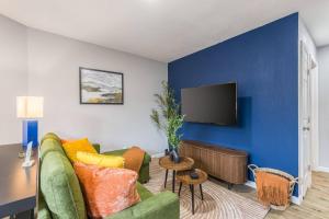 Mid century APT, KING bed + desk