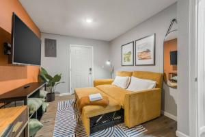 Mid century APT, KING bed + desk