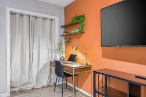 Mid century APT, KING bed + desk