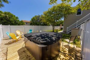 Coastal Luxury Hot Tub Fire Pit & 5Min to Beach