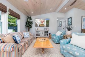 Coastal Luxury Hot Tub Fire Pit & 5Min to Beach