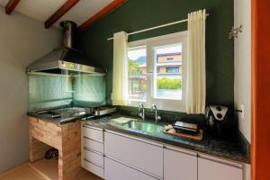 Casa Ensolarada entre montanhas e o rio na Praia do Paúba