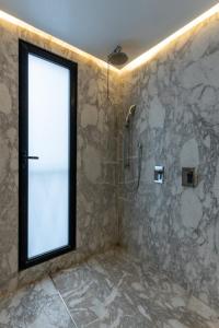 Beautiful PH with Private Jacuzzi
