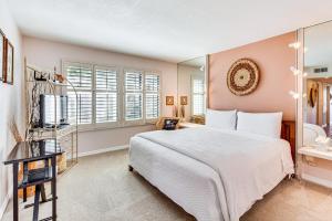 1 Mi to Shops on El Paseo Condo with Pool Access!