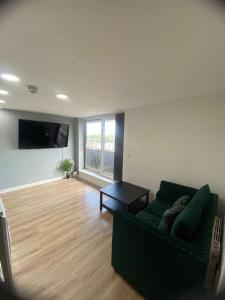 Modern 1-Bed Flat with Balcony