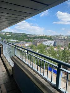 Modern 1-Bed Flat with Balcony