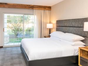 King Room with Roll-In Shower - Disability Access room in Cherry Valley Lodge