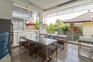 AI Hotel Kuta - 15 Second to the Beach and 1 Minute to Airport by Micky Studio