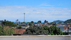Casa com piscina e terraço próximo à praia