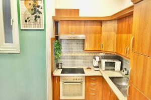 Top Central Rhapsody Residence - 4 rooms - Steps from Major Attractions