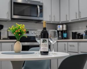 Winstons Hideaway. A few blocks walk to downtown.