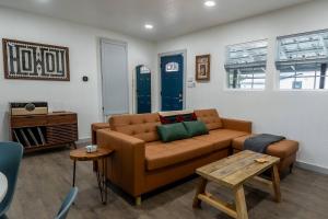 Winstons Hideaway. A few blocks walk to downtown.