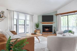 Stylish w Fireplace Fire Pit & Resort Amenities