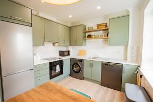 Simply Stunning 3 Bed Apartment with Free Parking