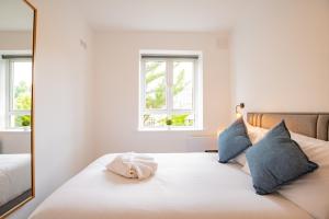 Simply Stunning 3 Bed Apartment with Free Parking