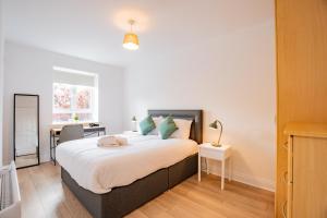 Simply Stunning 3 Bed Apartment with Free Parking