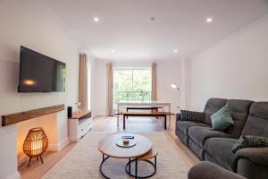 Simply Stunning 3 Bed Apartment with Free Parking