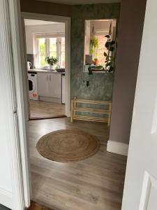 Glastonbury town centre modern apartment