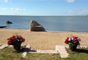 Enchanted Cottage 1 block to beach